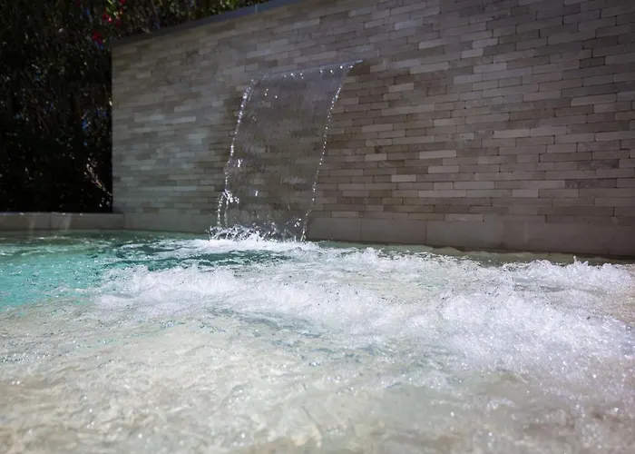 Club Koine Готель 4*