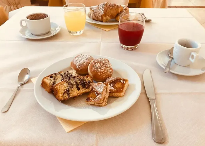 Club Koine Готель